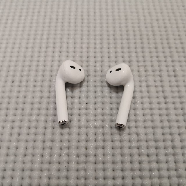 Apple(アップル)のApple AirPods 2019年ワイヤレス充電非対応モデル【注意事項あり】 スマホ/家電/カメラのオーディオ機器(ヘッドフォン/イヤフォン)の商品写真