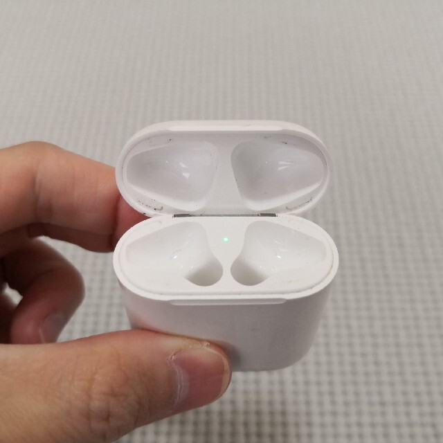 Apple(アップル)のApple AirPods 2019年ワイヤレス充電非対応モデル【注意事項あり】 スマホ/家電/カメラのオーディオ機器(ヘッドフォン/イヤフォン)の商品写真