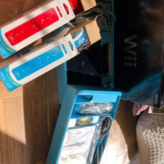 ウィー(Wii)のWii 本体+リモコン2機＋カセット(家庭用ゲーム機本体)