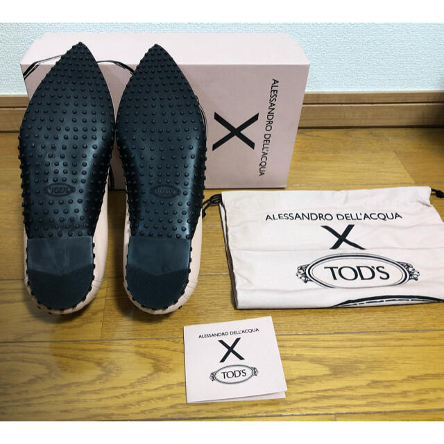 TOD'S(トッズ)の新品 トッズ ヌメロヴェントゥーノ フラットシューズ ベージュ 24.5㎝ レディースの靴/シューズ(ローファー/革靴)の商品写真