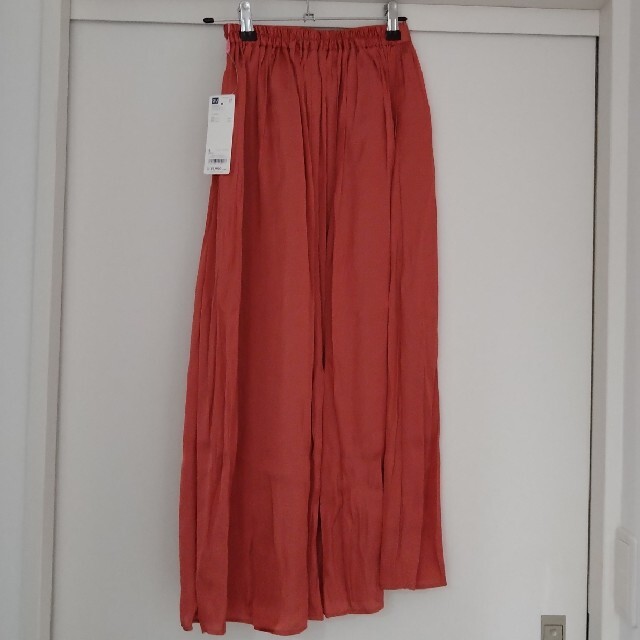 GU(ジーユー)のGU　サテンエアリーロングスカート　Ｓ　ピンク レディースのスカート(ロングスカート)の商品写真