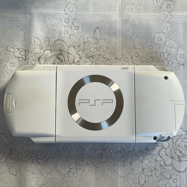 PlayStation Portable(プレイステーションポータブル)のPSP1000-CW エンタメ/ホビーのゲームソフト/ゲーム機本体(携帯用ゲーム機本体)の商品写真