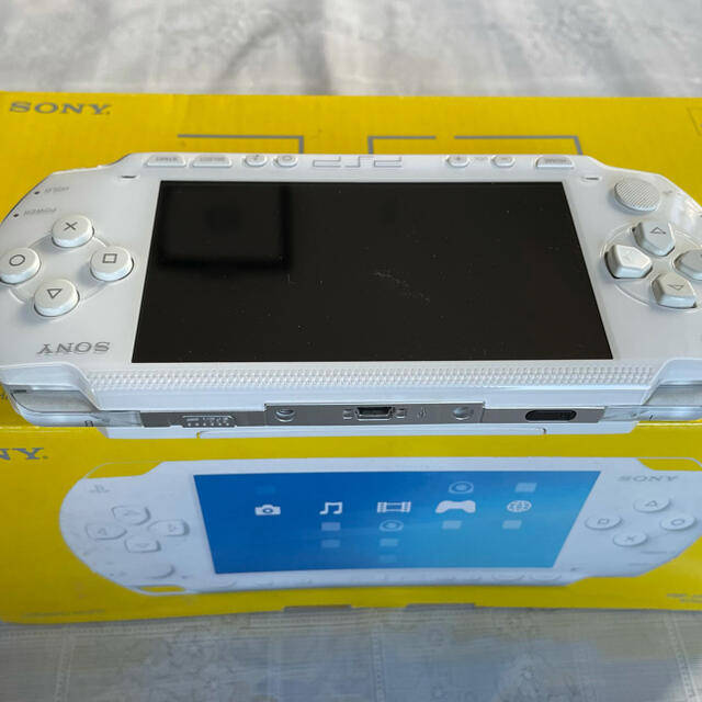 PlayStation Portable(プレイステーションポータブル)のPSP1000-CW エンタメ/ホビーのゲームソフト/ゲーム機本体(携帯用ゲーム機本体)の商品写真