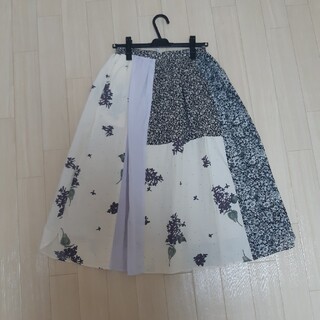 シャンブルドゥシャーム(chambre de charme)のバルコニーのお花　リメイク風 スカート(ひざ丈スカート)