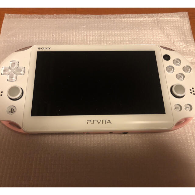 PlayStation Vita(プレイステーションヴィータ)のPlayStationVITA 本体 PCH-2000  ライトピンク/ホワイト エンタメ/ホビーのゲームソフト/ゲーム機本体(携帯用ゲーム機本体)の商品写真