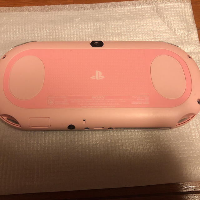 PlayStation Vita(プレイステーションヴィータ)のPlayStationVITA 本体 PCH-2000  ライトピンク/ホワイト エンタメ/ホビーのゲームソフト/ゲーム機本体(携帯用ゲーム機本体)の商品写真