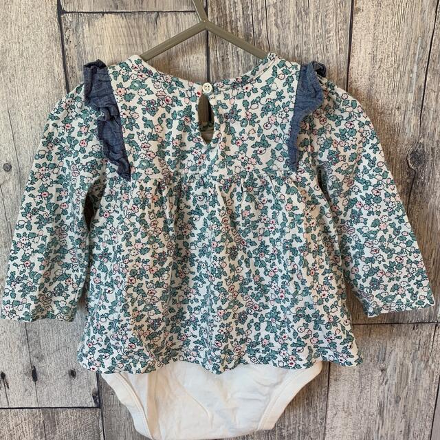 babyGAP(ベビーギャップ)のbaby  GAP ロンパース小花柄　サイズ80 キッズ/ベビー/マタニティのベビー服(~85cm)(ロンパース)の商品写真