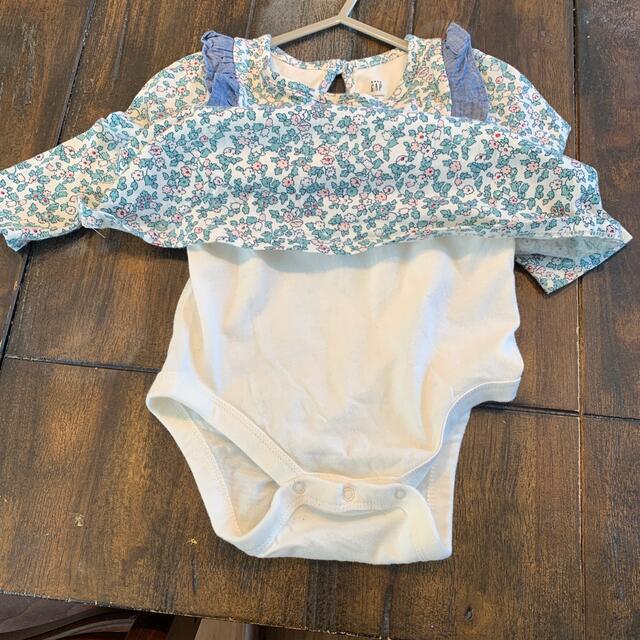 babyGAP(ベビーギャップ)のbaby  GAP ロンパース小花柄　サイズ80 キッズ/ベビー/マタニティのベビー服(~85cm)(ロンパース)の商品写真