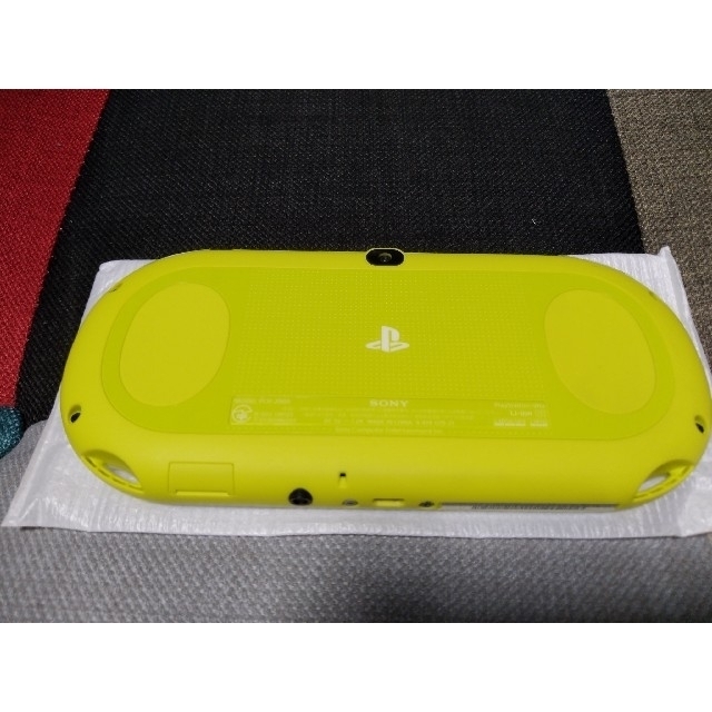 SONY(ソニー)のPSVITA PCH-2000ZA13 ライムグリーン&ホワイト　ソフトセット エンタメ/ホビーのゲームソフト/ゲーム機本体(携帯用ゲーム機本体)の商品写真