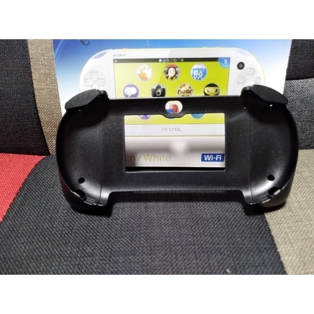 SONY(ソニー)のPSVITA PCH-2000ZA13 ライムグリーン&ホワイト　ソフトセット エンタメ/ホビーのゲームソフト/ゲーム機本体(携帯用ゲーム機本体)の商品写真