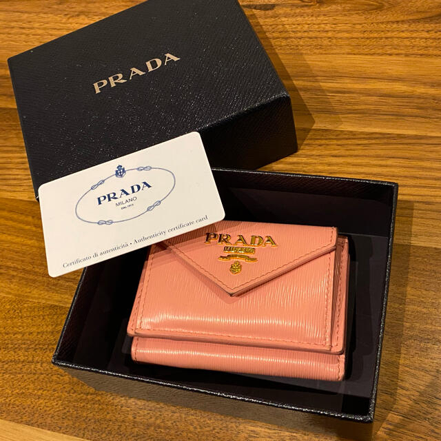 PRADA(プラダ)のプラダ　三つ折り財布　 レディースのファッション小物(財布)の商品写真