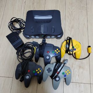 ニンテンドウ64(NINTENDO 64)のNintendo64 本体＋コントローラー4機＋ゲームカセット11個セット(家庭用ゲーム機本体)