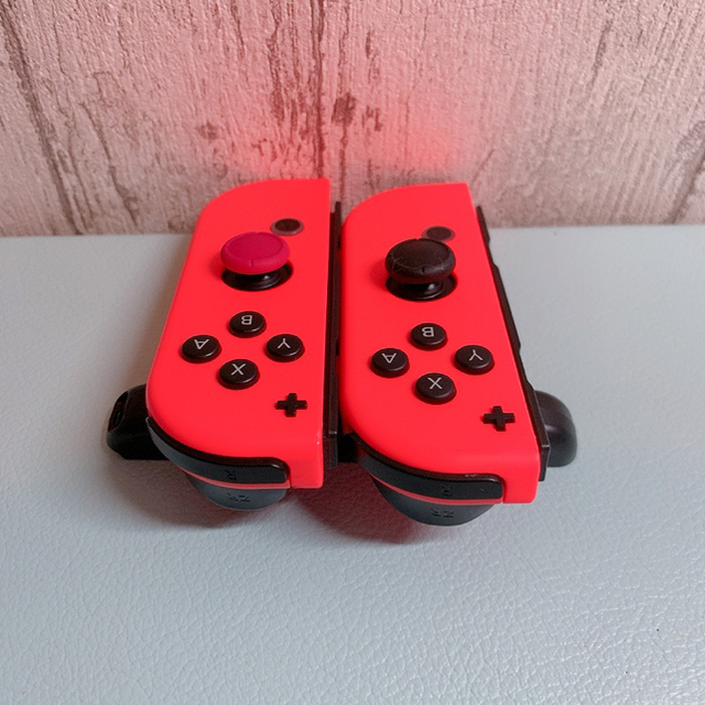 Nintendo Switch(ニンテンドースイッチ)の美品 人気カラー ブルー レッドSwitch 左右セットジョイコンJoy-Con エンタメ/ホビーのゲームソフト/ゲーム機本体(その他)の商品写真