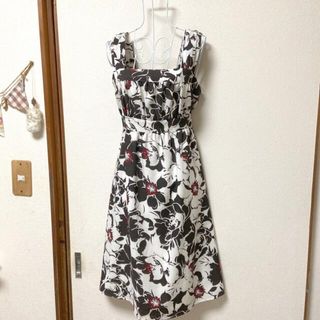 A・Rose ワンピース　フラワーモチーフ　値下げ(ひざ丈ワンピース)