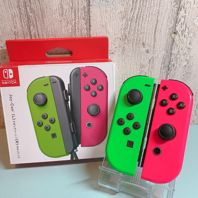 Nintendo Switch(ニンテンドースイッチ)のストラップつきスプラトゥーン Switch 左右セット ジョイコン エンタメ/ホビーのゲームソフト/ゲーム機本体(その他)の商品写真