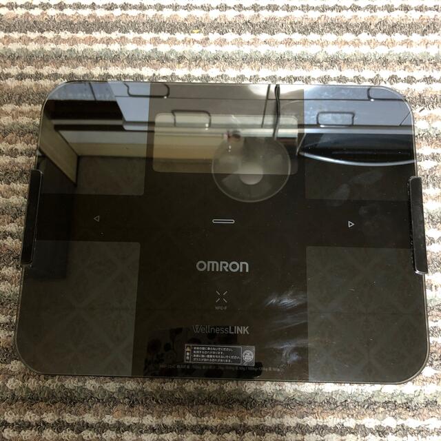 OMRON(オムロン)のOMRON 体重計　体組成計・ブラック スマホ/家電/カメラの美容/健康(体重計/体脂肪計)の商品写真