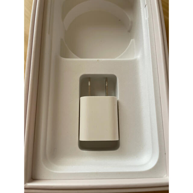 Apple(アップル)の【新品未使用】　Appleステッカー2おまけ　USBアダプター充電器　純正 スマホ/家電/カメラのスマートフォン/携帯電話(バッテリー/充電器)の商品写真