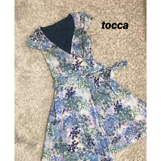 人気のトッカのノースリーブワンピース 花柄のトレンド
