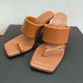 ザラ(ZARA)のZARA 【新品】パッド入りストラップ付きリアルレザーハイヒールサンダル (サンダル)