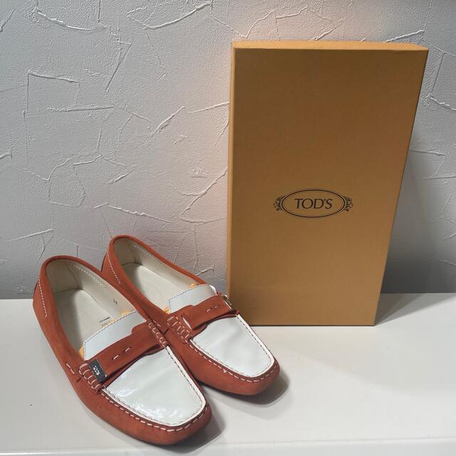 TOD'S(トッズ)の本物　イタリア正規店購入　トッズ　ホワイト×オレンジエナメル　ローファー38 レディースの靴/シューズ(ローファー/革靴)の商品写真