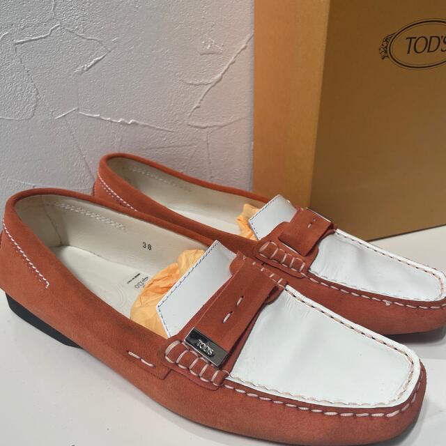 TOD'S(トッズ)の本物　イタリア正規店購入　トッズ　ホワイト×オレンジエナメル　ローファー38 レディースの靴/シューズ(ローファー/革靴)の商品写真