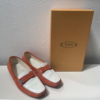 トッズ(TOD'S)の本物　イタリア正規店購入　トッズ　ホワイト×オレンジエナメル　ローファー38(ローファー/革靴)