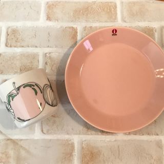 マリメッコ(marimekko)の【新品未使用品】ティーマパウダー17cプレート＆マリメッコラテマグタルフリ(食器)