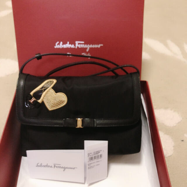 Ferragamo(フェラガモ)の【正規品】極美品　SALE フェラガモ✨ヴァラ🎀ショルダーバッグ　ブラック レディースのバッグ(ショルダーバッグ)の商品写真