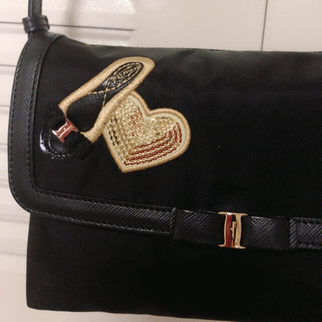 Ferragamo(フェラガモ)の【正規品】極美品　SALE フェラガモ✨ヴァラ🎀ショルダーバッグ　ブラック レディースのバッグ(ショルダーバッグ)の商品写真