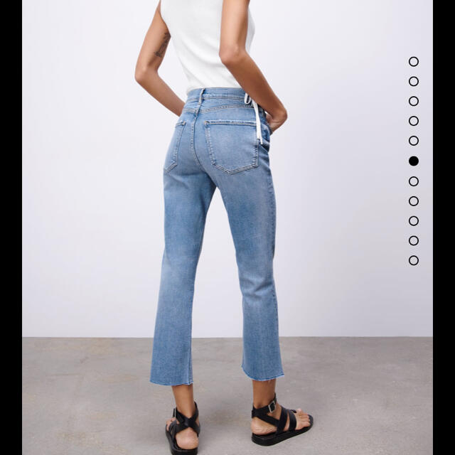 ZARA(ザラ)のスリムフィットクロプドフレアレッグ レディースのパンツ(デニム/ジーンズ)の商品写真