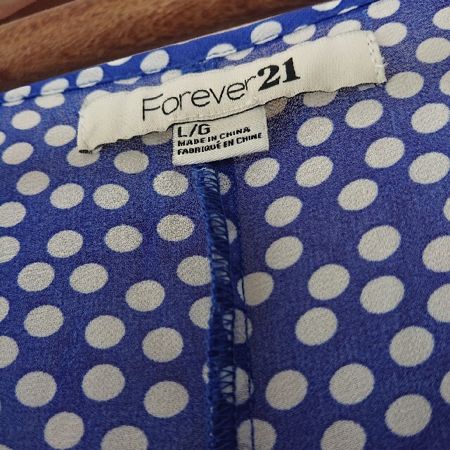 FOREVER 21(フォーエバートゥエンティーワン)のForever21 ドット ブラウス レディースのトップス(シャツ/ブラウス(半袖/袖なし))の商品写真