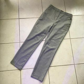 ザラ(ZARA)の新品　ZARA  ストレート　パンツ　グレー　ＸＳ(カジュアルパンツ)