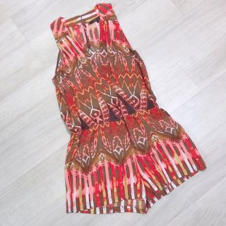 ビーシービージーマックスアズリア(BCBGMAXAZRIA)の値下げ！BCBG MAXAZRIA♡総柄ロンパース(オールインワン)