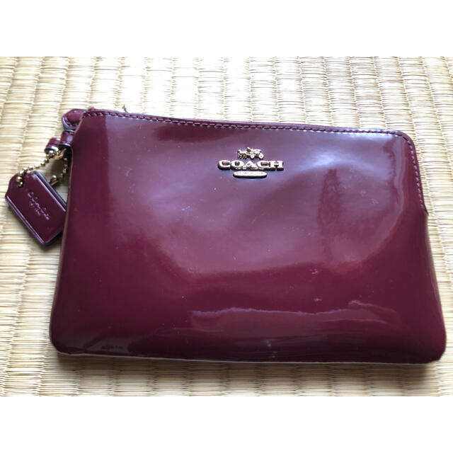 COACH(コーチ)の値下げしました コーチ COACH ポーチ エナメル革 ワイン色 レディースのファッション小物(ポーチ)の商品写真