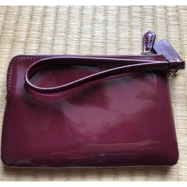 COACH(コーチ)の値下げしました コーチ COACH ポーチ エナメル革 ワイン色 レディースのファッション小物(ポーチ)の商品写真