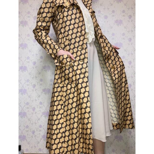 Gucciガールの様なレトロで個性的な70年代トレンチ