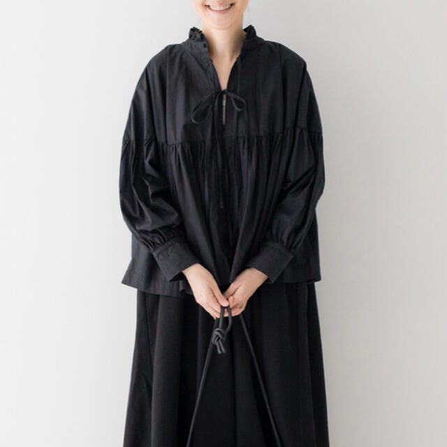 たまちゃんさまへ【美品】nest Robe フリルカラーギャザーブラウス　黒