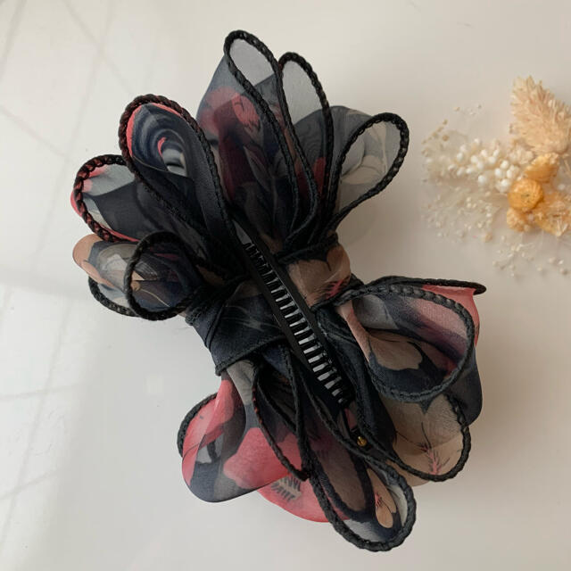 rena様専用　花柄オーガンジーボリュームリボンバナナクリップ／ブラック ハンドメイドのアクセサリー(ヘアアクセサリー)の商品写真