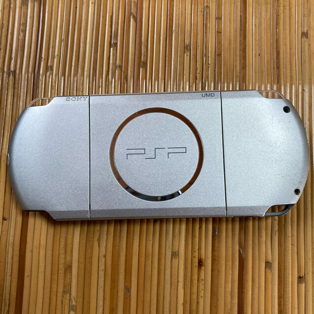 PlayStation Portable(プレイステーションポータブル)のPSP 3000 本体と付属品 エンタメ/ホビーのゲームソフト/ゲーム機本体(携帯用ゲーム機本体)の商品写真