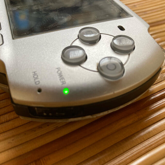 PlayStation Portable(プレイステーションポータブル)のPSP 3000 本体と付属品 エンタメ/ホビーのゲームソフト/ゲーム機本体(携帯用ゲーム機本体)の商品写真