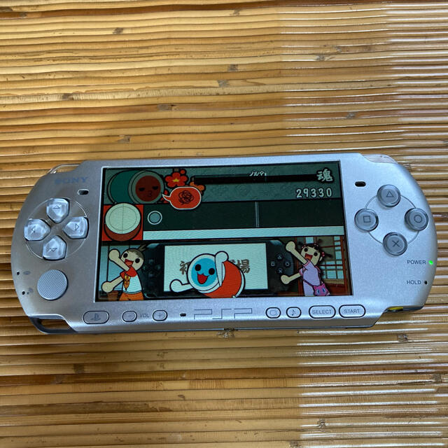 PlayStation Portable(プレイステーションポータブル)のPSP 3000 本体と付属品 エンタメ/ホビーのゲームソフト/ゲーム機本体(携帯用ゲーム機本体)の商品写真