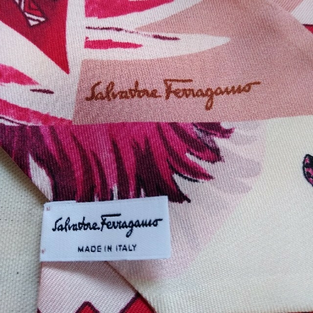 Salvatore Ferragamo(サルヴァトーレフェラガモ)のみんきち様専用　サルヴァトーレフェラガモ ツイリースカーフ レディースのファッション小物(バンダナ/スカーフ)の商品写真