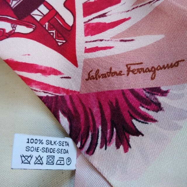 Salvatore Ferragamo(サルヴァトーレフェラガモ)のみんきち様専用　サルヴァトーレフェラガモ ツイリースカーフ レディースのファッション小物(バンダナ/スカーフ)の商品写真