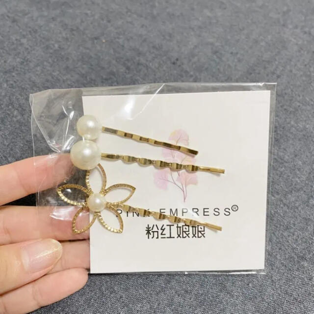 【新品⭐︎送料無料】韓国風　ヘアピン3点セット　パール　ゴールド色 レディースのヘアアクセサリー(ヘアピン)の商品写真