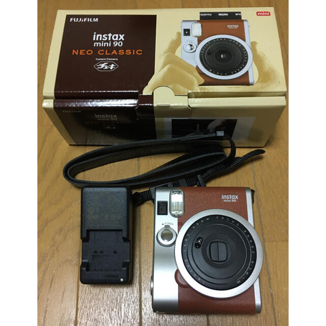 富士フイルム(フジフイルム)のFUJIFILM instax mini 90 ネオクラシック スマホ/家電/カメラのカメラ(フィルムカメラ)の商品写真