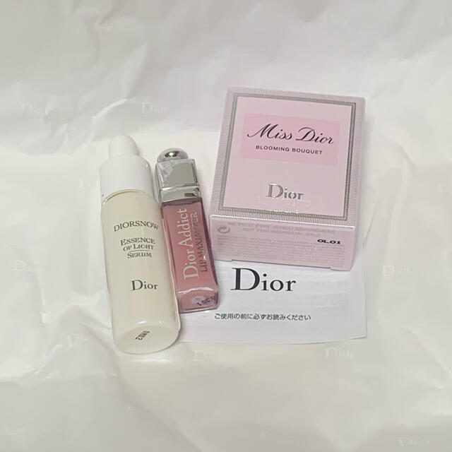 Christian Dior(クリスチャンディオール)のDIOR ディオール　スノーUVオファー　ポーチセット コスメ/美容のキット/セット(コフレ/メイクアップセット)の商品写真