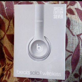 ビーツバイドクタードレ(Beats by Dr Dre)のBeats Solo2 Wirelessシルバー　ワイヤレス　(ヘッドフォン/イヤフォン)