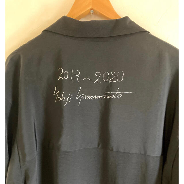 Yohji Yamamoto(ヨウジヤマモト)のヨウジヤマモト　タキシードシャツカラーコート メンズのトップス(シャツ)の商品写真