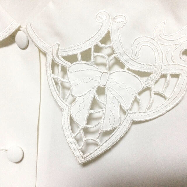 りぼん刺繍とスカラップのホワイトブラウス レディースのトップス(シャツ/ブラウス(長袖/七分))の商品写真