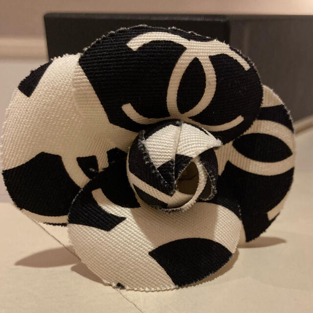 CHANEL(シャネル)のカメリア　ブローチ　コサージュ　CHANEL シャネル レディースのアクセサリー(ブローチ/コサージュ)の商品写真